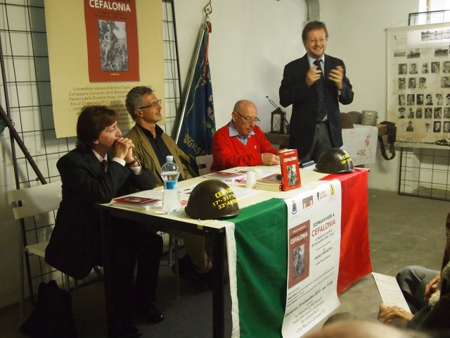 15.09.2013 - il saluto del sindaco biavati alla presentazione del libro sopravvivere a cefalonia. al tavolo da sx franco brunetta carlo palumbo e mario gelera archivio f. brunetta